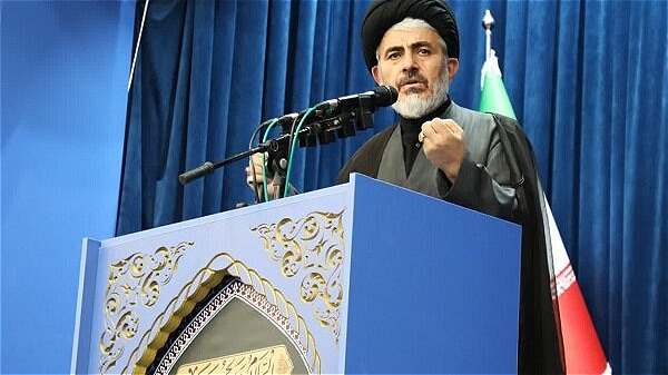 دشمن میخواهد با بهانه رفع تحریمها عزت و افتخار را از ما بگیرد