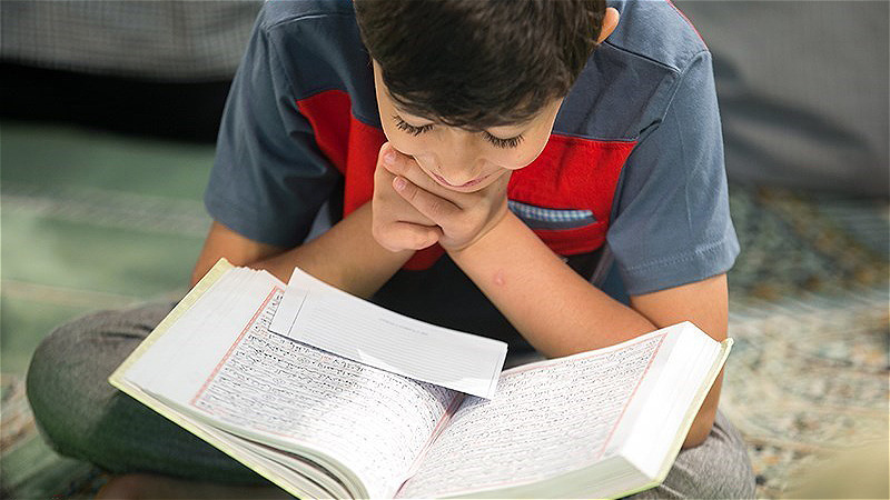 قرآن بايد با زبان روز به دلها بنشيند