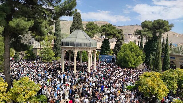 حافظ گفتوگوي فرهنگها و پرهيز از تعصب را ميآموزد