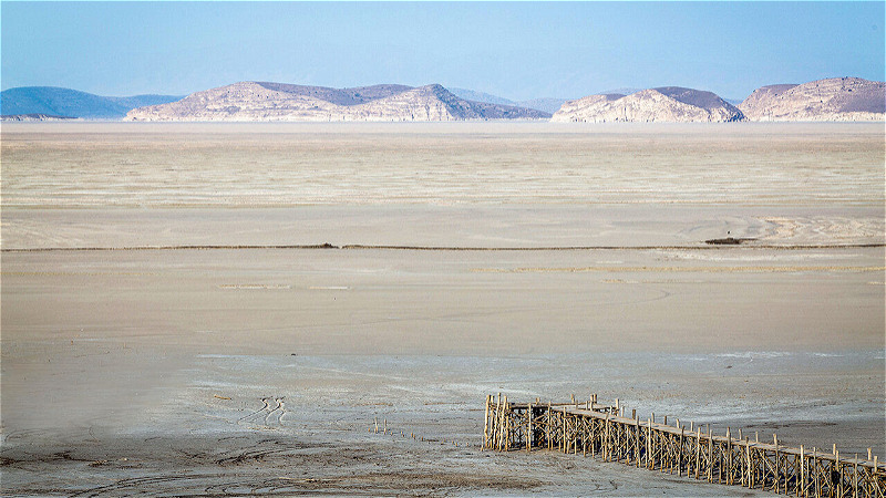 دولت با جديت موضوع احياي درياچه اروميه را دنبال کند
