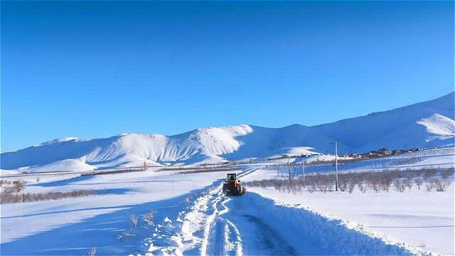 بازگشایی راه ۱۸ روستای مسدودشده با برف در آذربایجان غربی
